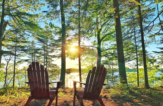 Beautiful oceanfront three-bedroom home overlooking Wolfe's Neck State Park.