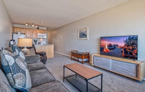 Beautiful Oceanfront Suite - Top Floor - Pool and Sauna - Sleeps 4