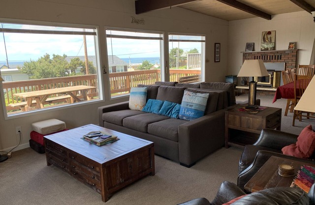 *Beautiful Oceanview * Hot Tub * 2 Nearby Beach Access Points