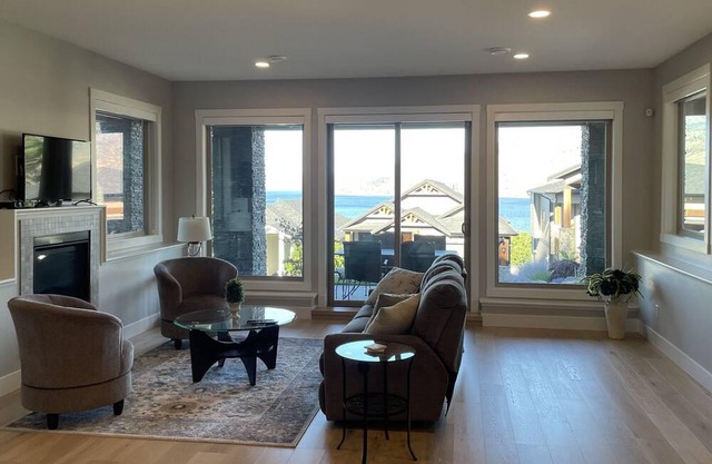 Beautiful Okanagan lake views from this immaculate 1 bedroom suite