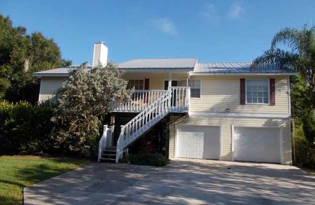 Beautiful "Old Florida" Pine Island Golf Course & Marina Home