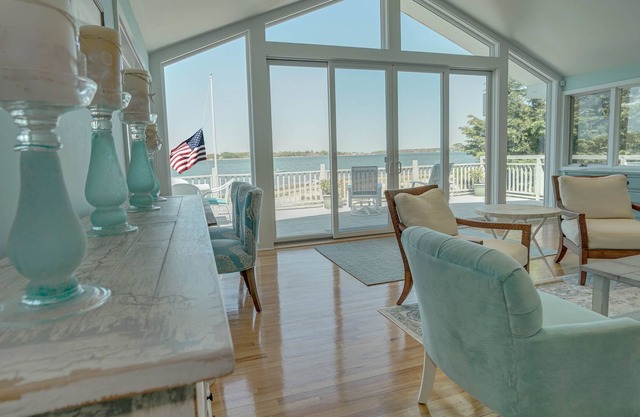 BEAUTIFUL ON THE BEACH GREENPORT HOME