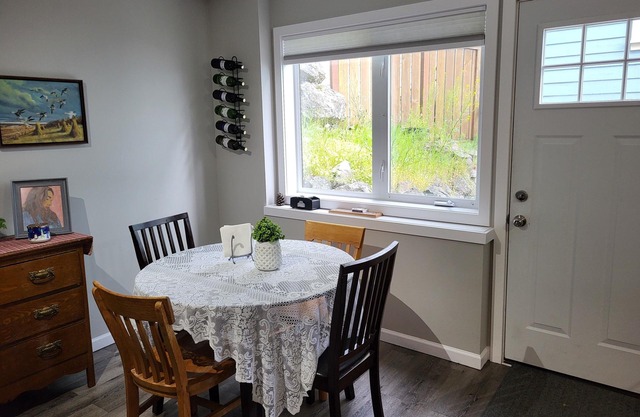Beautiful One Bedroom Suite in Quiet Cul de Sac near Lake