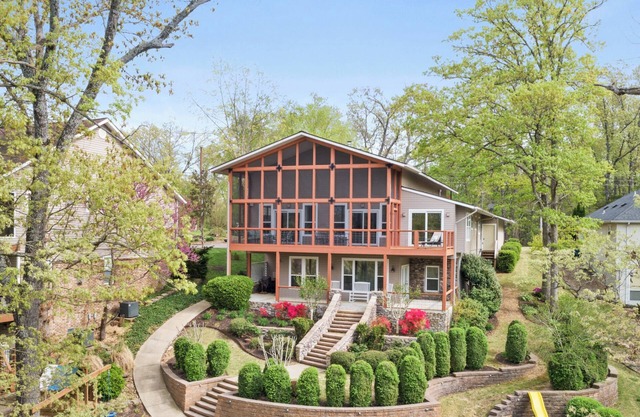 Beautiful Ozark Mountain Lakehouse
