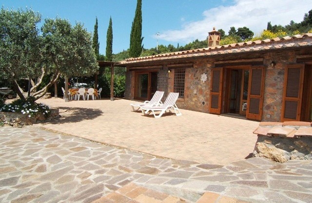 Beautiful private villa with WIFI, A/C, TV, patio, pets allowed, panoramic view and parking