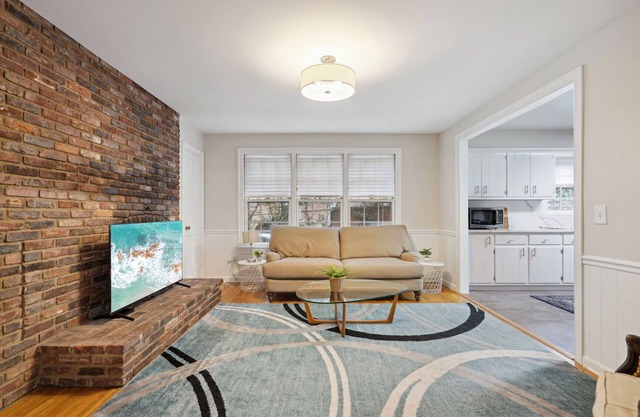 Beautiful Palisades 5BR Home, Fabulous Location