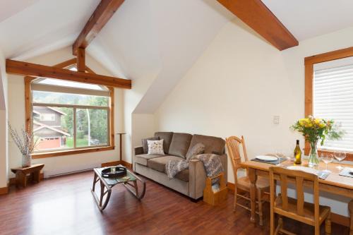Beautiful Pemberton Valley 1 bedroom suite with king size bed WIFI cable TV complimentary parking walk to Village gorgeous views of Mount Currie