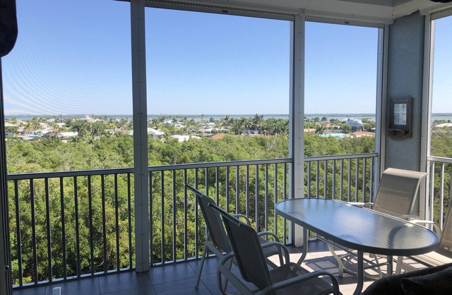 Beautiful Penthouse Condo 2BR/2BA with Wi-Fi