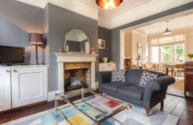 Beautiful period house in Ealing minutes from Northfields tube