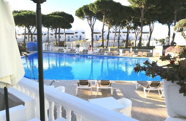 Beautiful Poolside Corner Luxurious Villa Garden Walk to Beaches