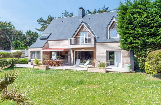 Beautiful private villa for 12 guests with TV, terrace and pets allowed