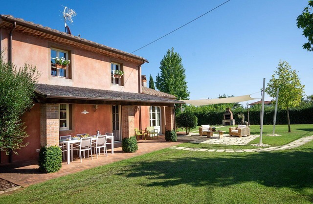 Beautiful private villa with WIFI, private pool, A/C, TV, veranda and parking, close to Lucca