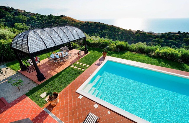 Beautiful private villa for 10 guests with A/C, private pool, WIFI, TV, terrace and panoramic view