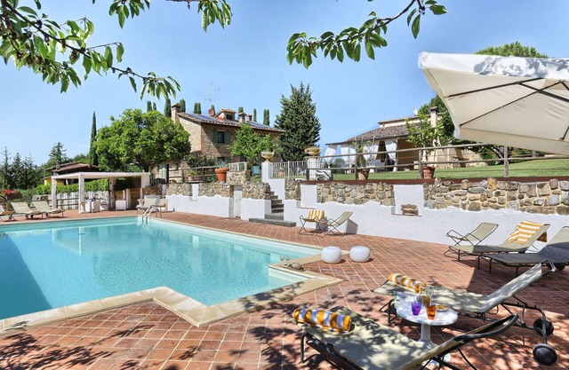 Beautiful private villa for 14 people with WIFI, private pool, A/C, TV, terrace and panoramic view