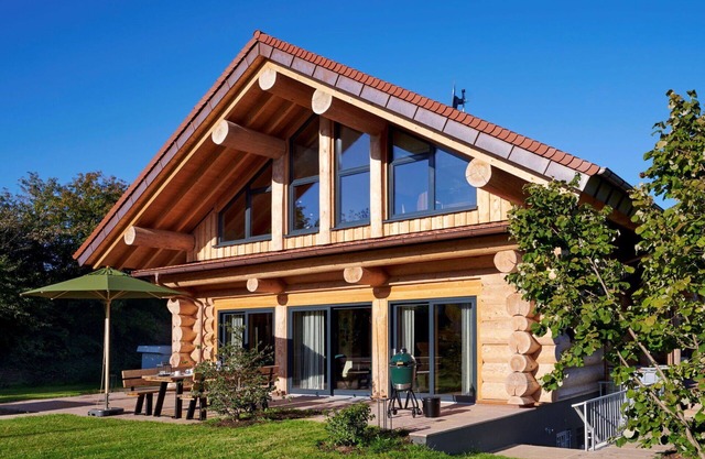 Beautiful private villa for 8 guests with hot tub, WIFI, pool, TV, patio, pets allowed and parking