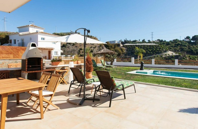 Beautiful private villa for 6 people with private pool, WIFI, A/C, TV, terrace and parking