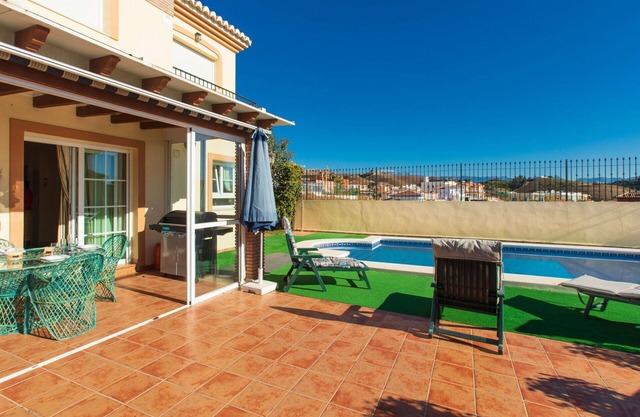 Beautiful private villa for 8 people with WIFI, A/C, private pool, TV, terrace and parking