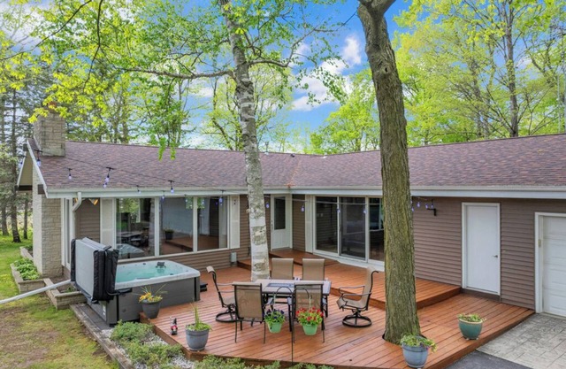 Beautiful private home hidden in the woods. Can sleep 11 guests