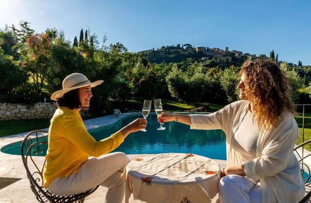 Beautiful private villa with WIFI, A/C, hot tub, private pool, TV, patio, panoramic view, parking