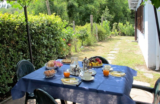 Beautiful private villa for 5 people with WIFI, TV, patio and parking