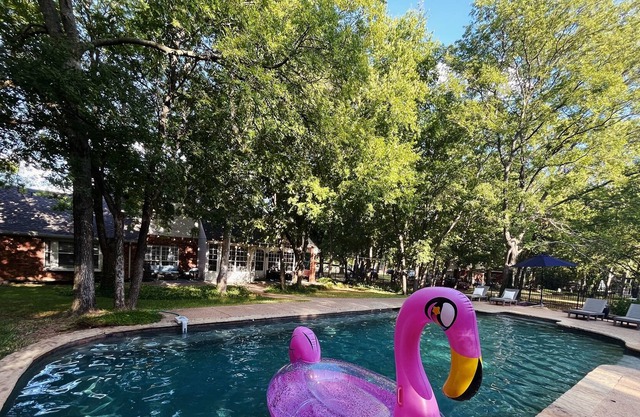 Beautiful Private Backyard with Pool-20 mins from DFW and most attractions!