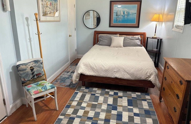 Beautiful private suite close to all attractions. One mille to hospital.