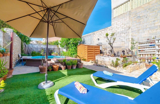 Beautiful private villa for 5 people with A/C, WIFI, private pool, TV, patio and parking