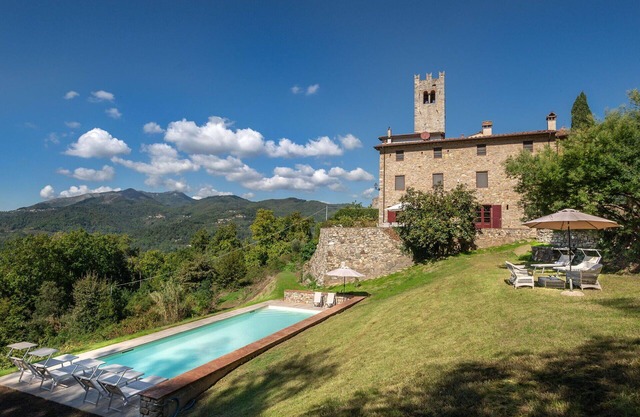 Beautiful private villa with private pool, WIFI, TV, patio, panoramic view, parking, close to Lucca