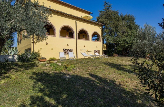 Beautiful private villa with WIFI, TV, terrace, pets allowed, panoramic view and parking