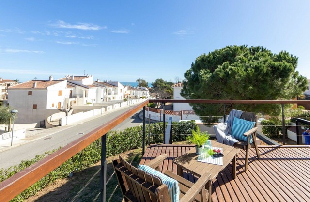 Beautiful private villa for 10 people with WIFI, private pool, A/C, TV, patio and pets allowed