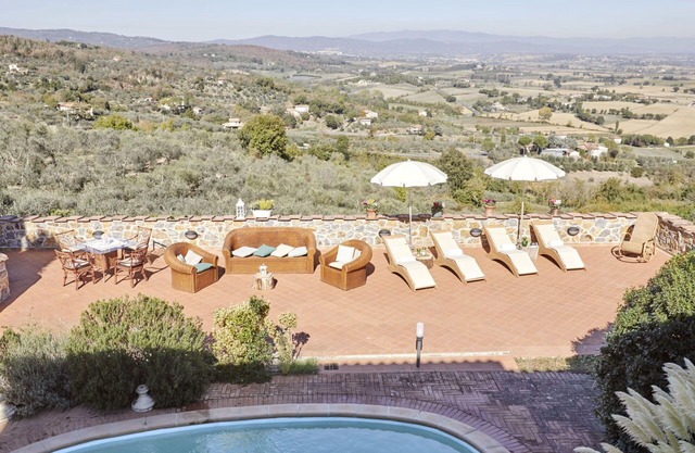 Beautiful private villa for 26 guests with WIFI, hot tub, private pool, A/C, TV, terrace and par.