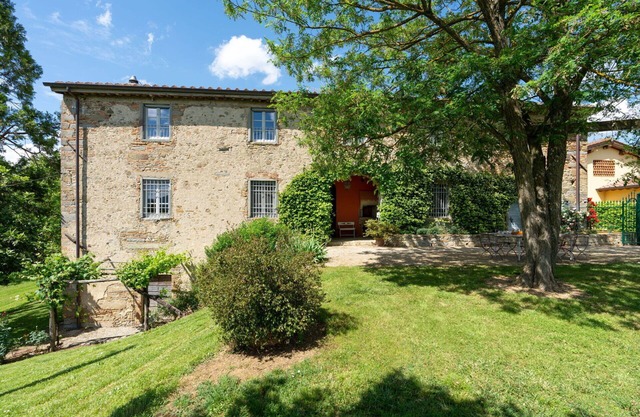 Beautiful private villa for 10 guests with TV, pets allowed, panoramic view and parking