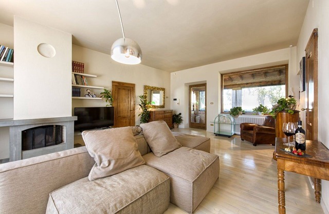 Beautiful private villa for 6 people with hot tub, A/C, WIFI, TV, patio, panoramic view and park.