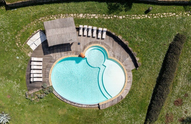 Beautiful private villa with hot tub, WIFI, A/C, private pool, TV, patio, close to San Gimignano