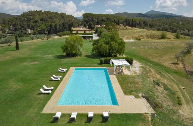 Beautiful private villa with A/C, private pool, WIFI, TV, pets allowed and panoramic view
