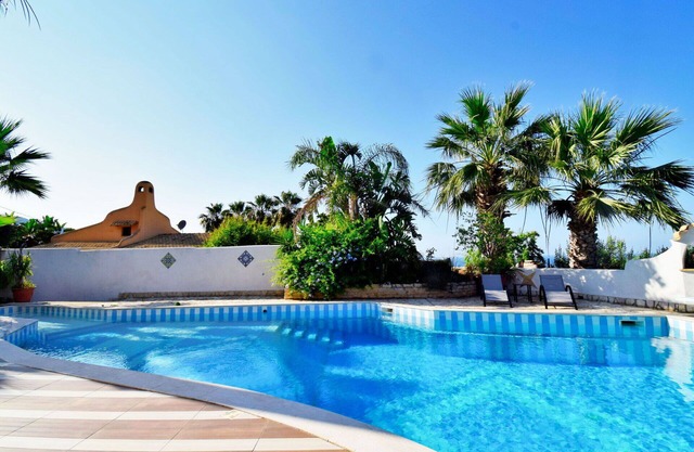 Beautiful private villa with private pool, A/C, hot tub, WIFI, TV, terrace, panoramic view, parking