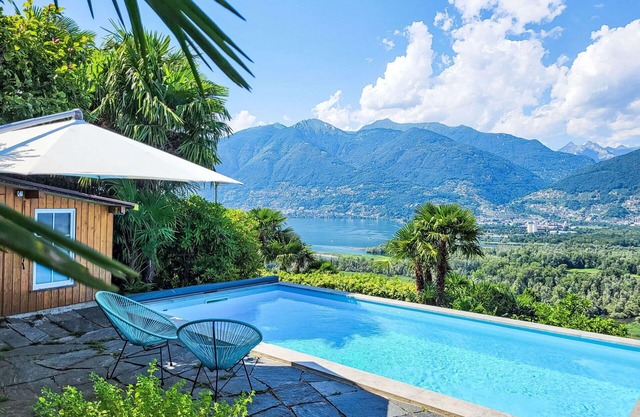 Beautiful private villa with private pool, WIFI, TV, patio, pets allowed, panoramic view and par.