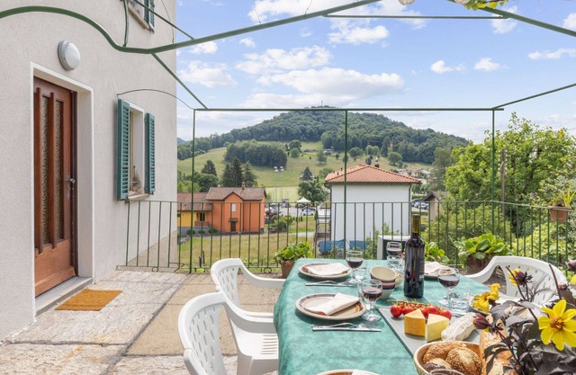 Beautiful private villa for 6 guests with TV, patio and parking