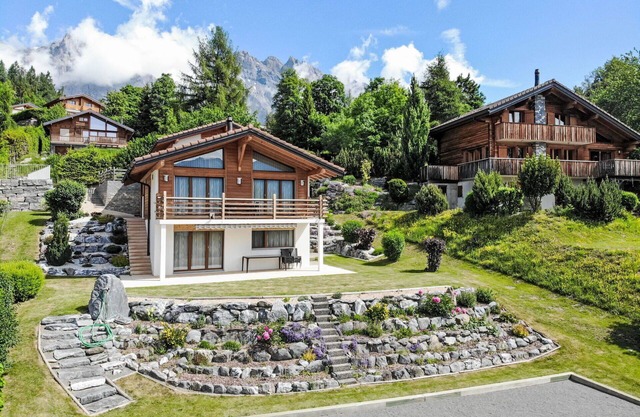 Beautiful private villa with WIFI, TV, terrace, pets allowed, panoramic view and parking