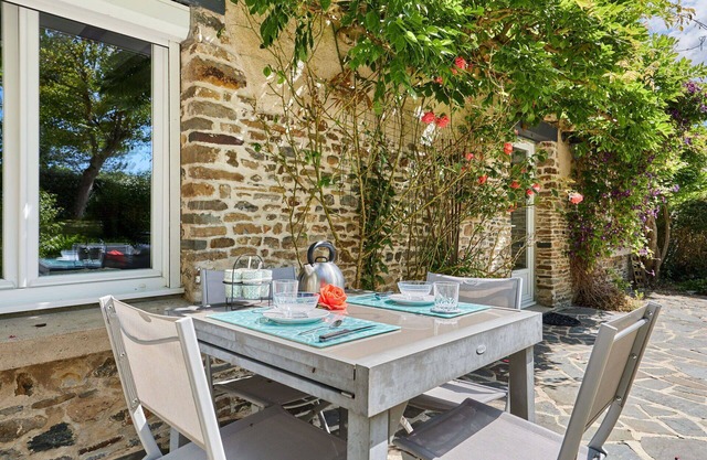Beautiful private villa for 4 people with hot tub, TV, terrace, pets allowed and parking