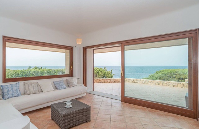 Beautiful private villa for 8 people with WIFI, TV, patio and parking