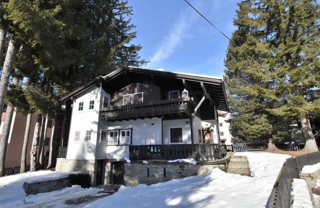 Beautiful private villa for 9 people with WIFI, hot tub, TV, balcony and pets allowed