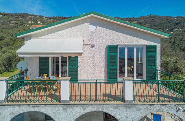 Beautiful private villa for 6 people with WIFI, A/C, TV, patio, pets allowed and parking