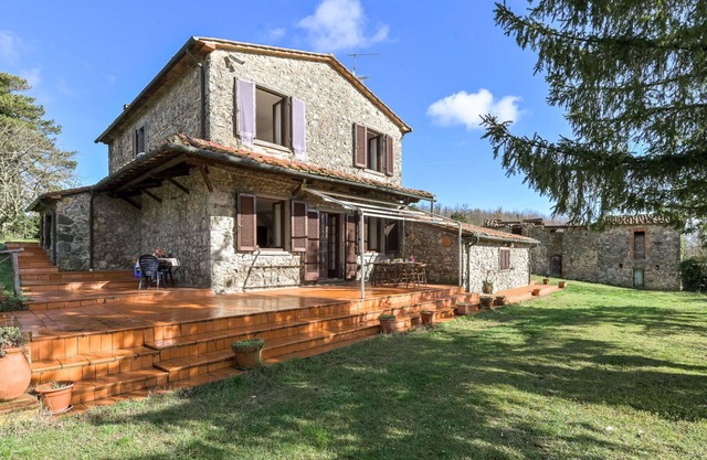 Beautiful private villa for 8 people with WIFI, TV, patio, pets allowed and parking
