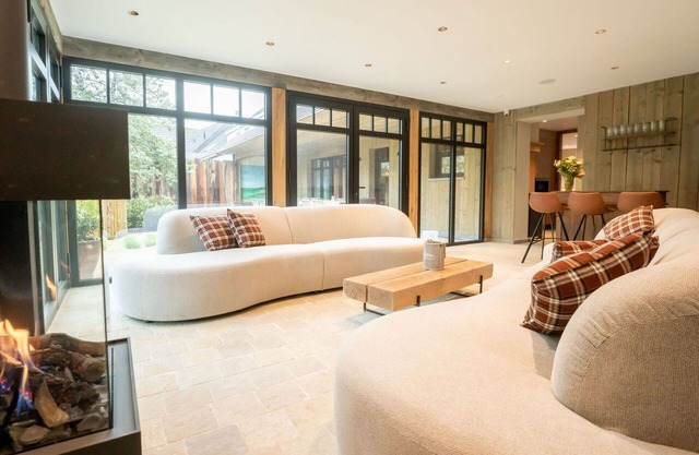 Beautiful private villa for 12 guests with WIFI, TV, patio and parking