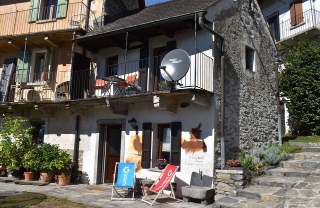 Beautiful private villa for 2 guests with WIFI, TV, patio, pets allowed and parking