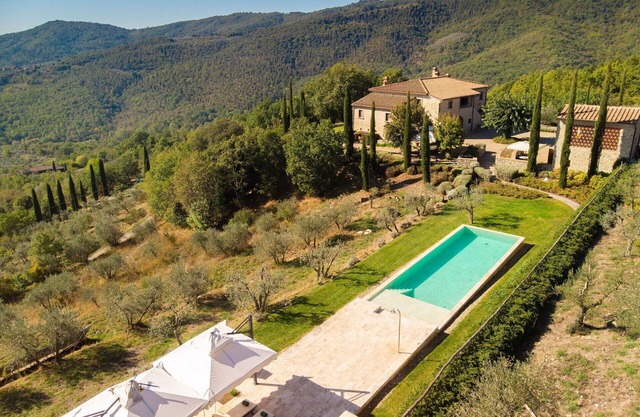 Beautiful private villa with WIFI, A/C, private pool, TV, patio, panoramic view and parking
