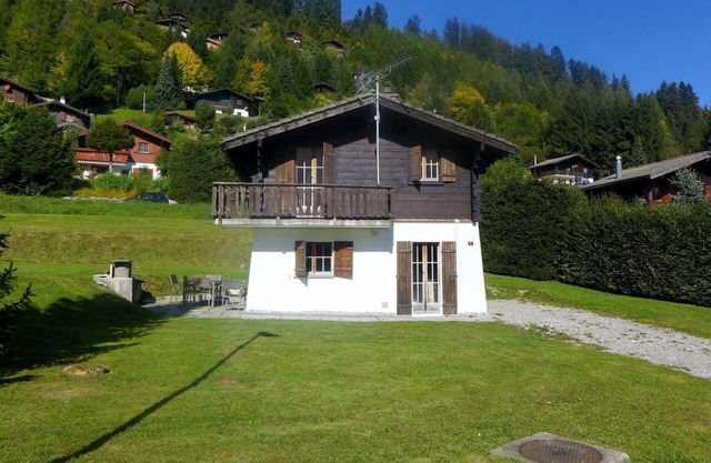 Beautiful private villa for 6 guests with WIFI, TV, patio, pets allowed, panoramic view and park.