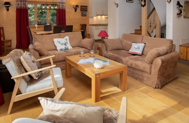 Beautiful private villa for 9 guests with WIFI, TV, patio and parking