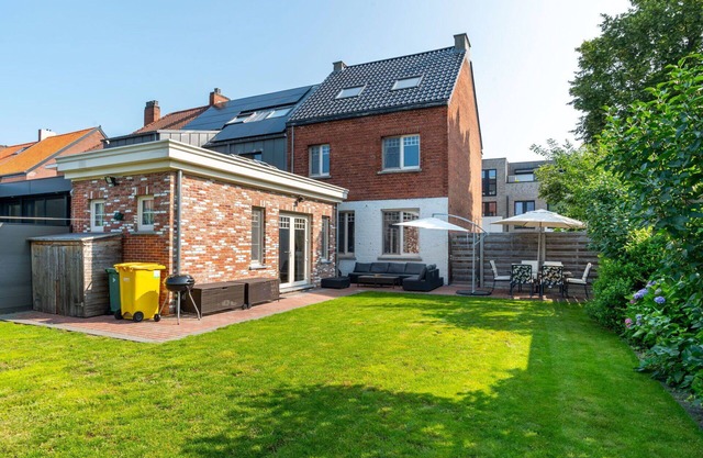 Beautiful private villa for 6 guests with WIFI, TV, terrace and parking